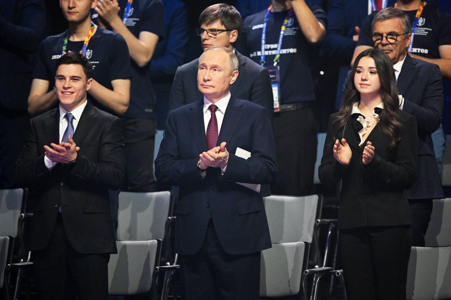 Камилу Валиеву (справа) усадили на церемонии открытия Игр будущего рядом с Владимиром Путиным.