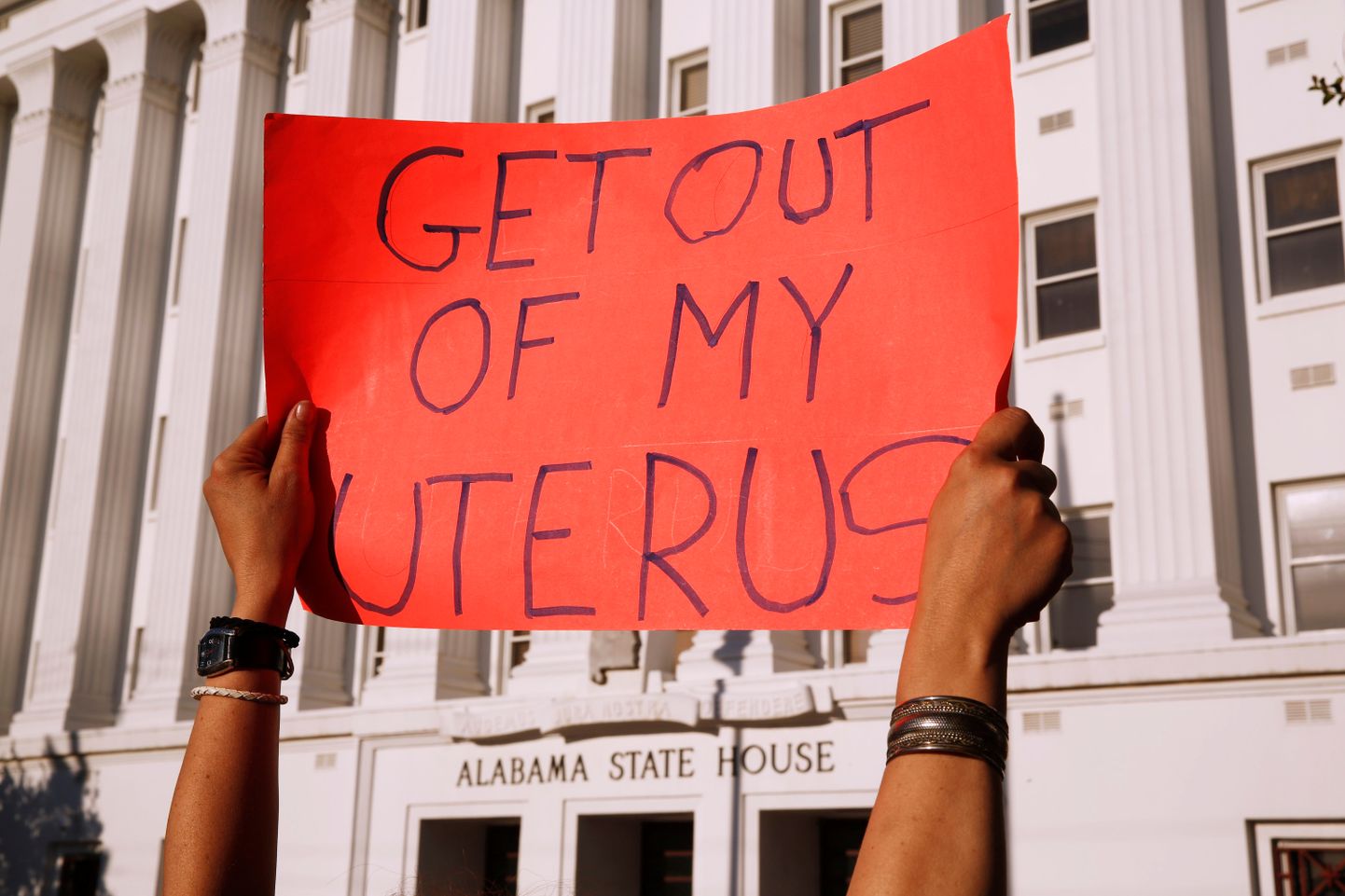 Alabamā pieņem stingrāko abortu likumu ASV