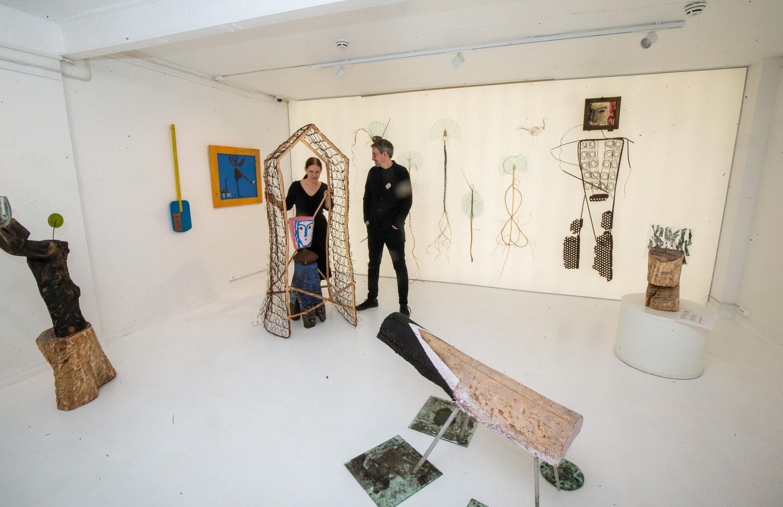 Kaili ja Raul tARTu poe näitusesaalis, kus pildistamise hetkel oli eksponeeritud Tuuli Puhveli ja Eero Ijavoineni näitus «Pitsid ja puuslikud». Hetkel on seal samas võimalik kogeda Kiwa ruumiinstallatsiooni «Kood ja kosmos».