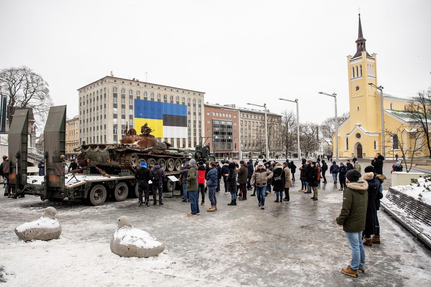 Танк, выставленный в сейчас на площади Вабадузе в Таллинне, привлек и провокаторов, и в полицию. В полицию поступило уже несколько тревожных звонков.
