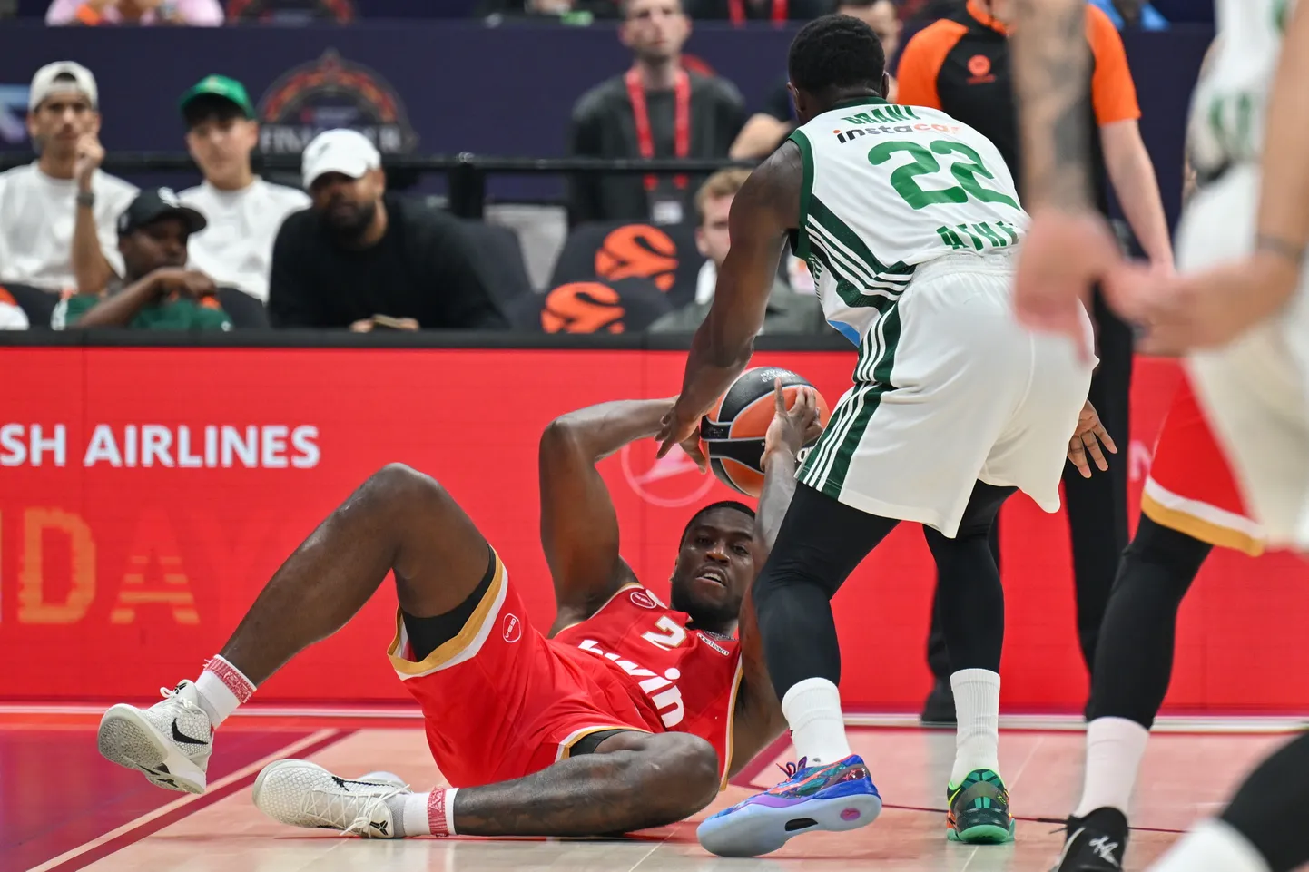 Pireuse Olympiacos (punases) jäi Kreeka liiga finaalis Ateena Panathinaikose vastu kaotusseisu.