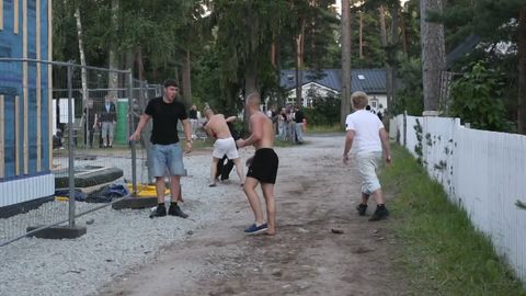 VIDEO ⟩ «Tõmba n*****!» Võsu rannafestivali sissepääsu lähedal läks kakluseks