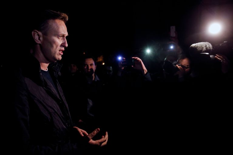 Navalnõi pärast eile hilisõhtul politseijaoskonnast pääsemist ajakirjanikega rääkimas. FOTO: Evgeny Feldman/AP/Scanpix