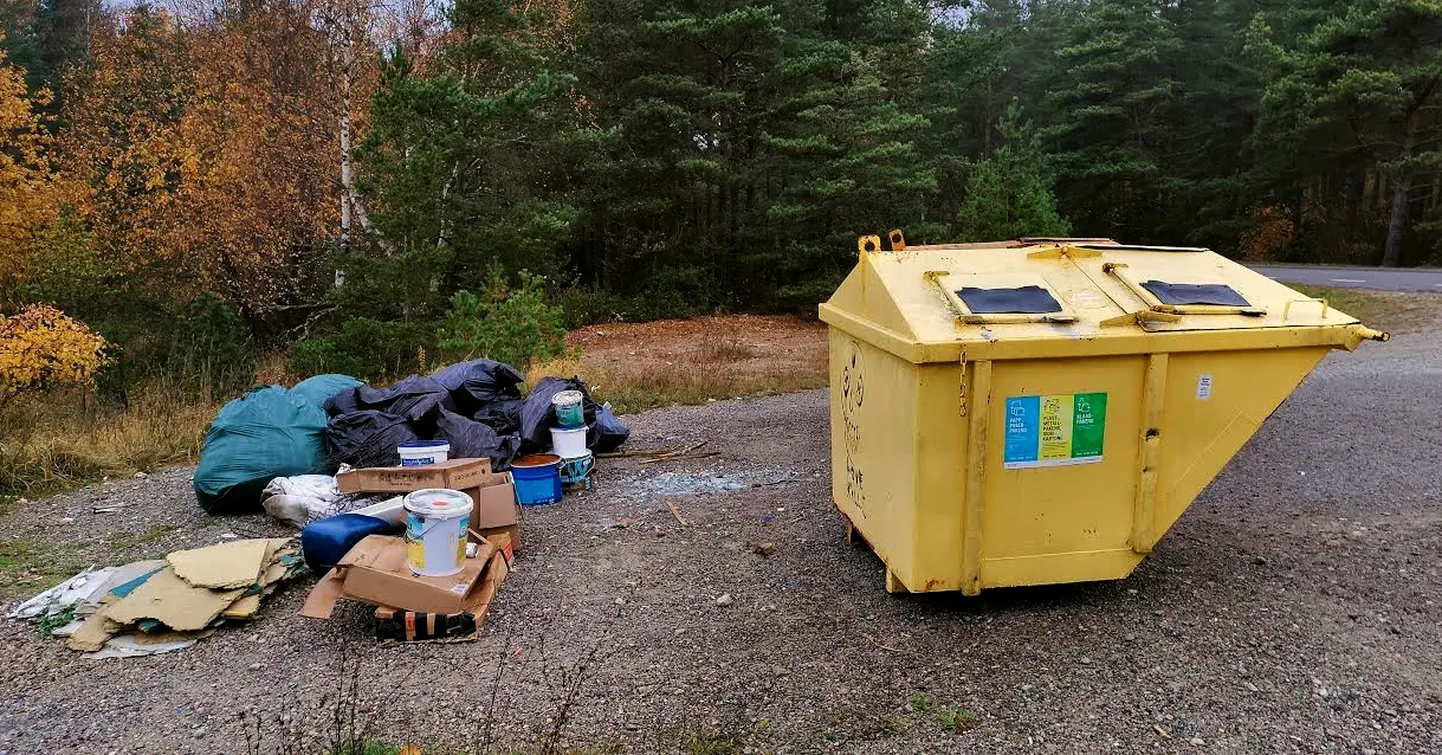 VANAMÕISA PAKENDIPUNKT, mille juures avaneb aasta jooksul pidevalt korduv vaatepilt. Keegi meist arvab, et on teistest "kavalam", märkis pildi autor.
