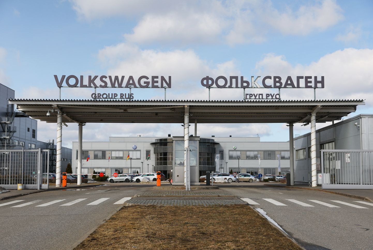 Volkswagen Grupi Kaluuga tehase värav.