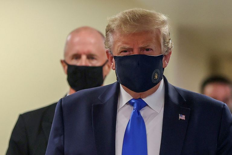 Трамп в маске в коридоре во время начала визита в Национальный военно-медицинский центр имени Уолтера Рида