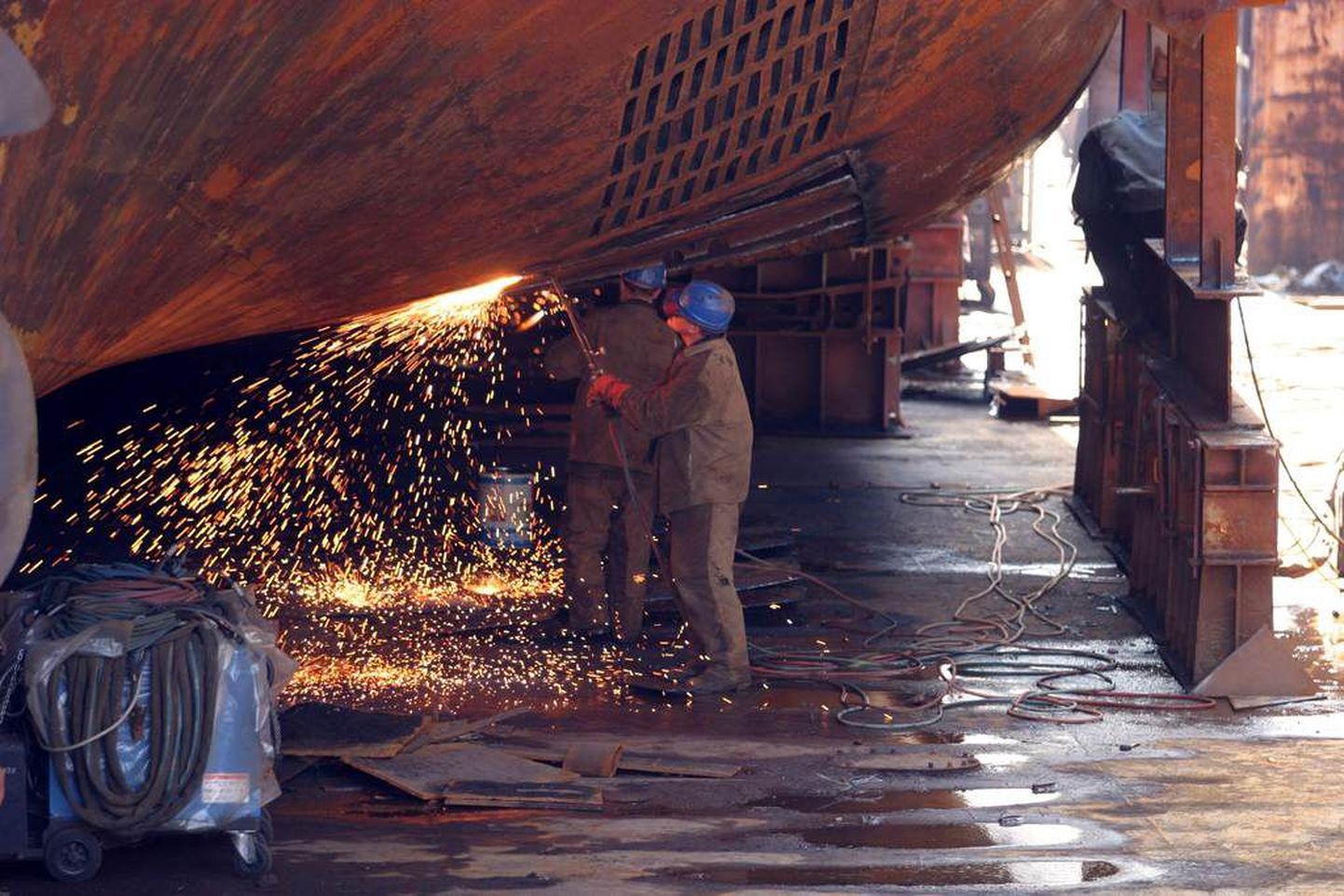 BLRT töötajad remontimas kuivdokis asuvat laeva
