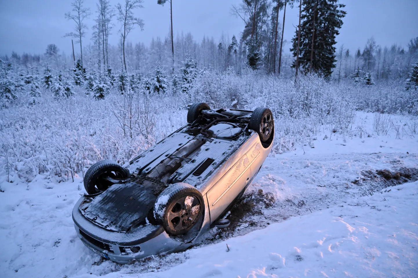 Pahuvere lähistel sõitis auto teelt välja ning paiskus katusele.