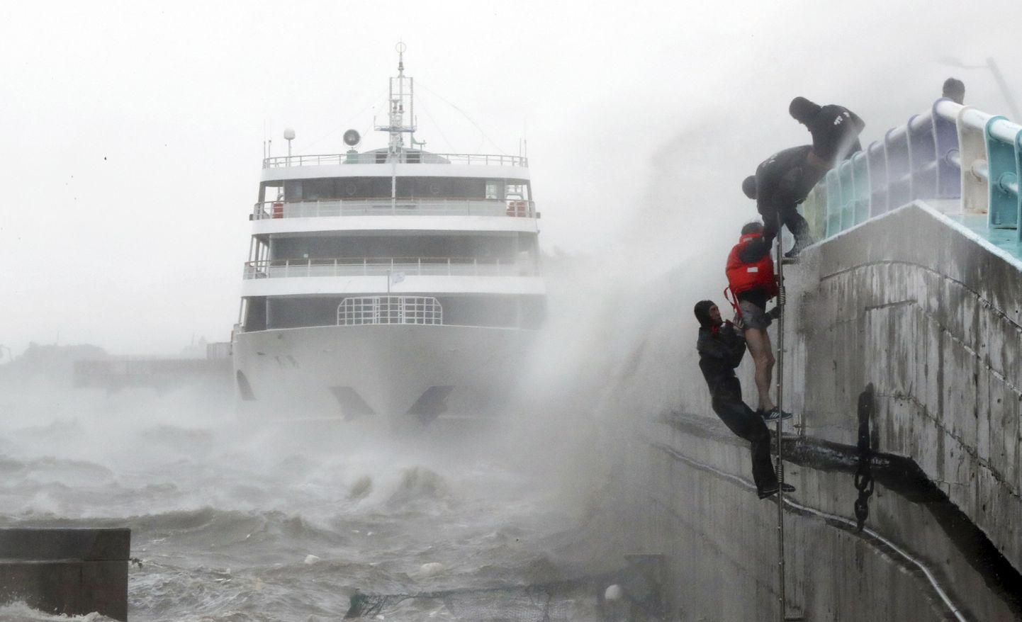 Merepolitsei päästmas reisilaeva meeskonnaliiget. Praam jäi lõksu riiki tabanud taifuuni tõttu.