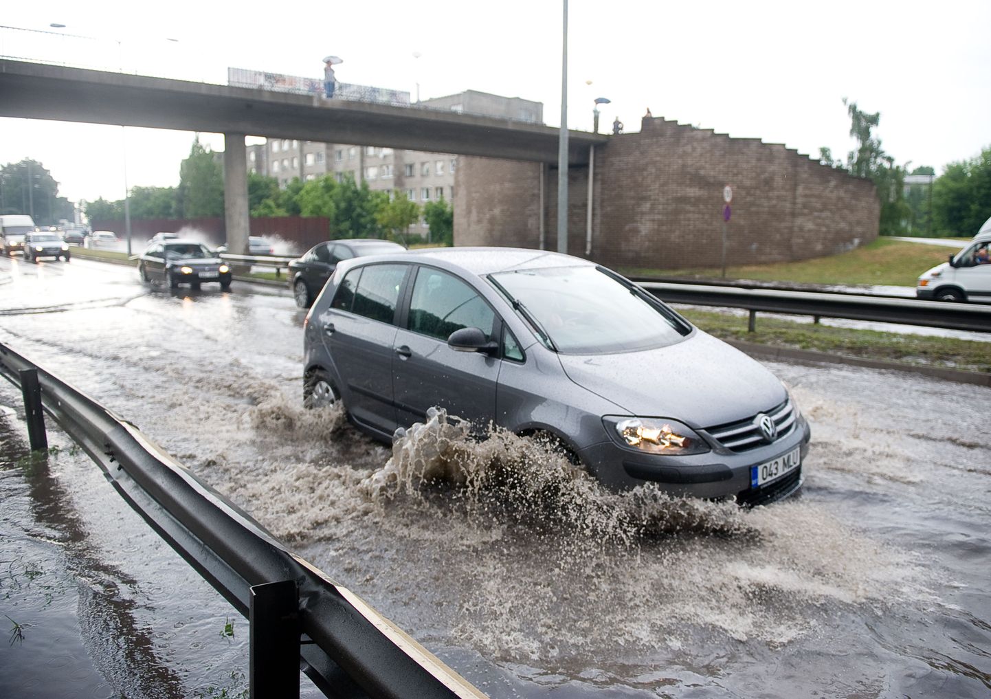 Ливень может вызвать потоп на дорогах.