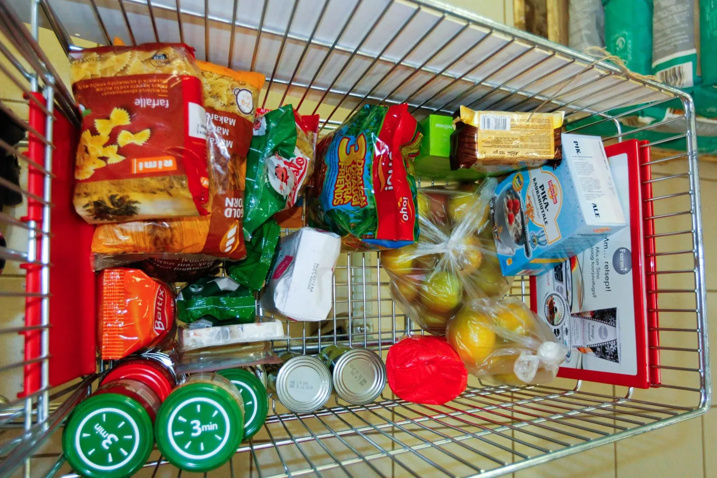 Rimi kauplustes kogutud söögikraamist kümnendik annetati Pärnu poodides.