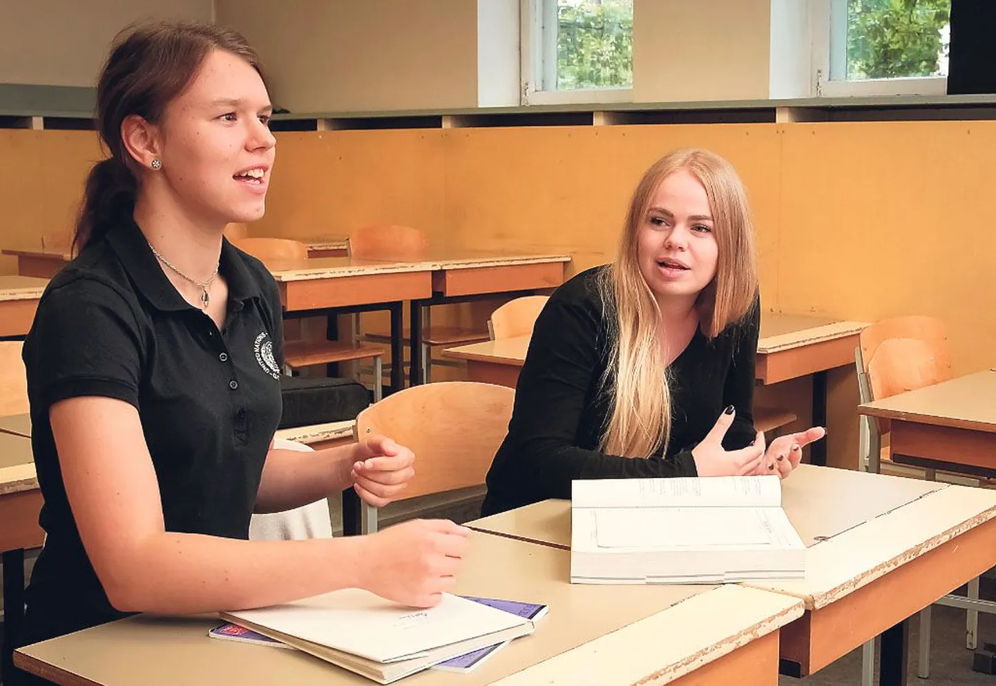 Koidula kooli abituriendid Elis Pill (vasemal) ja Petra Prints on seisukohal, et ajaloo üleriigilise olümpiaadi võidu eest on nad suurima tänu võlgu õpetaja Madis Somelarile.