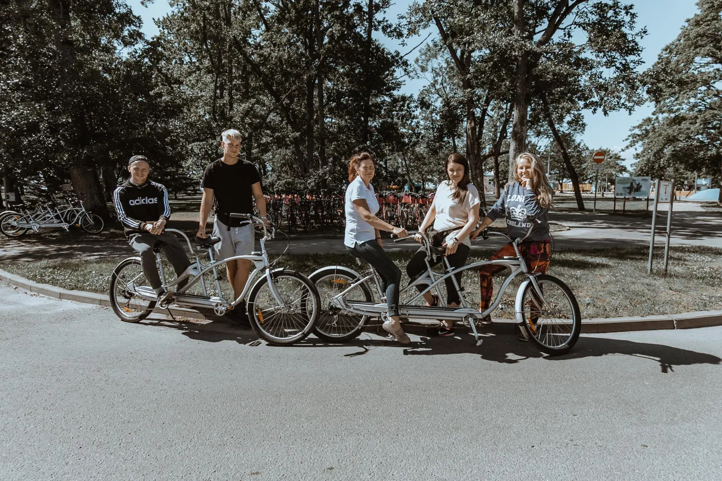 Tõrukese rattarent on perefirma, mis tegutsenud juba üle 20 aasta. Kui alustati 11 jalgrattaga, on nüüdseks valikus juba üle 400 kaherattalise. Pildil on Liis, Marleen, Malle ja Raimond Tamm ning Andri Kask.