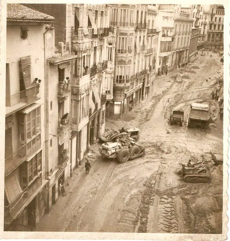 Töölised koristavad kaks nädalat pärast 1957. aasta üleujutusi muda Valencia kesklinnast.