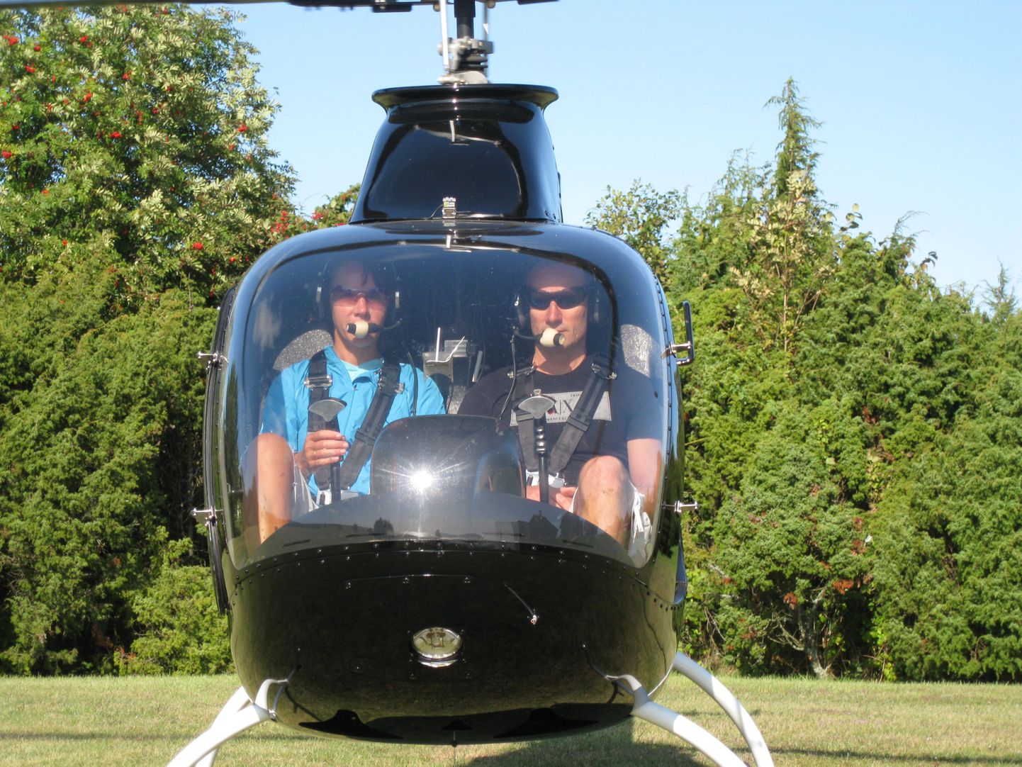 Andres ja Oleg Sõnajalg - esimesed Eesti helikopterilubadega erapiloodid
