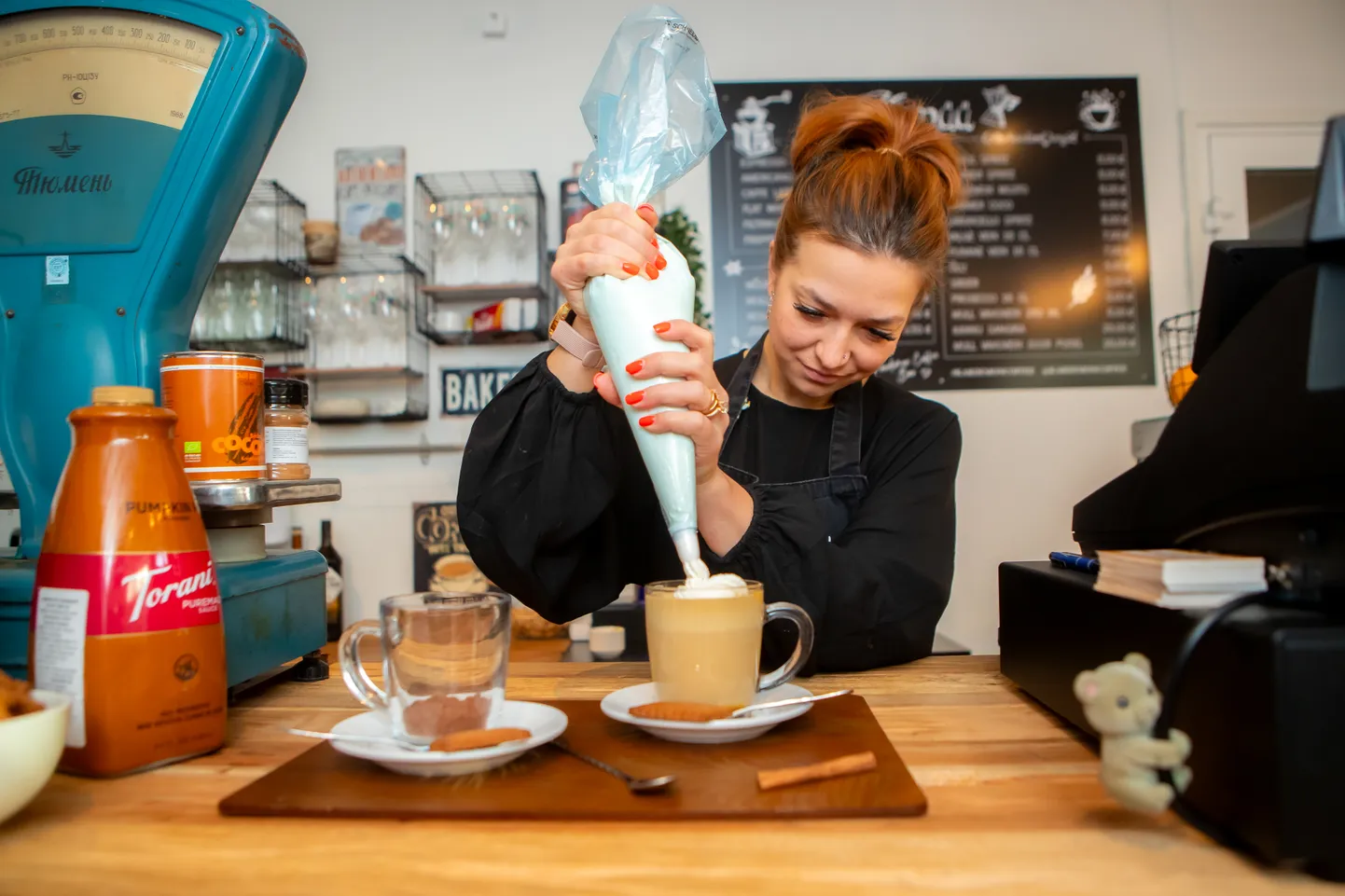 VAHUKOOR KÕIGE TIPUKS: Pumpkin spice lattet katab Starbucksi kohvijookidele omaselt kena vahukooretutt, mida Kardemoni teenindaja Virge hoole ja täpsusega kõrvitsakohvile lisab.