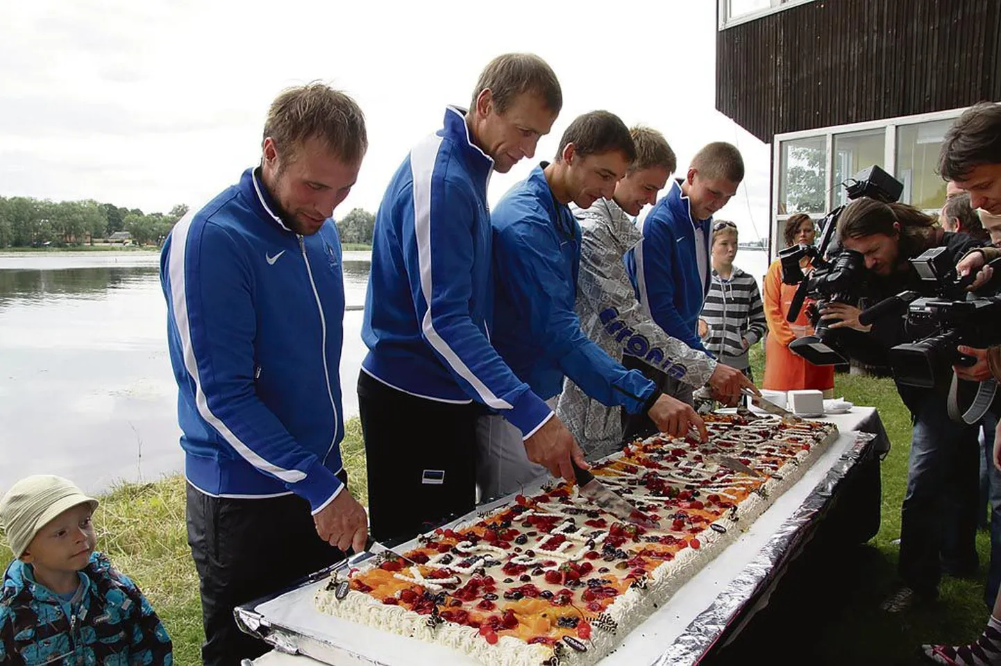 Pärnu sõudeklubis toimunud üritusel lõikasid 25kilogrammise tordi lahti olümpial käinud sõudjad Andrei Jämsa, Tõnu Endrekson, Allar Raja, Geir Suursild ja Jüri-Mikk Udam.
