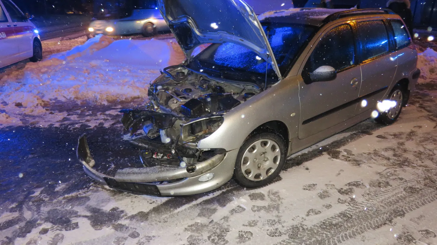 Põlvas põrkasid ristmikul sõidukid kokku.