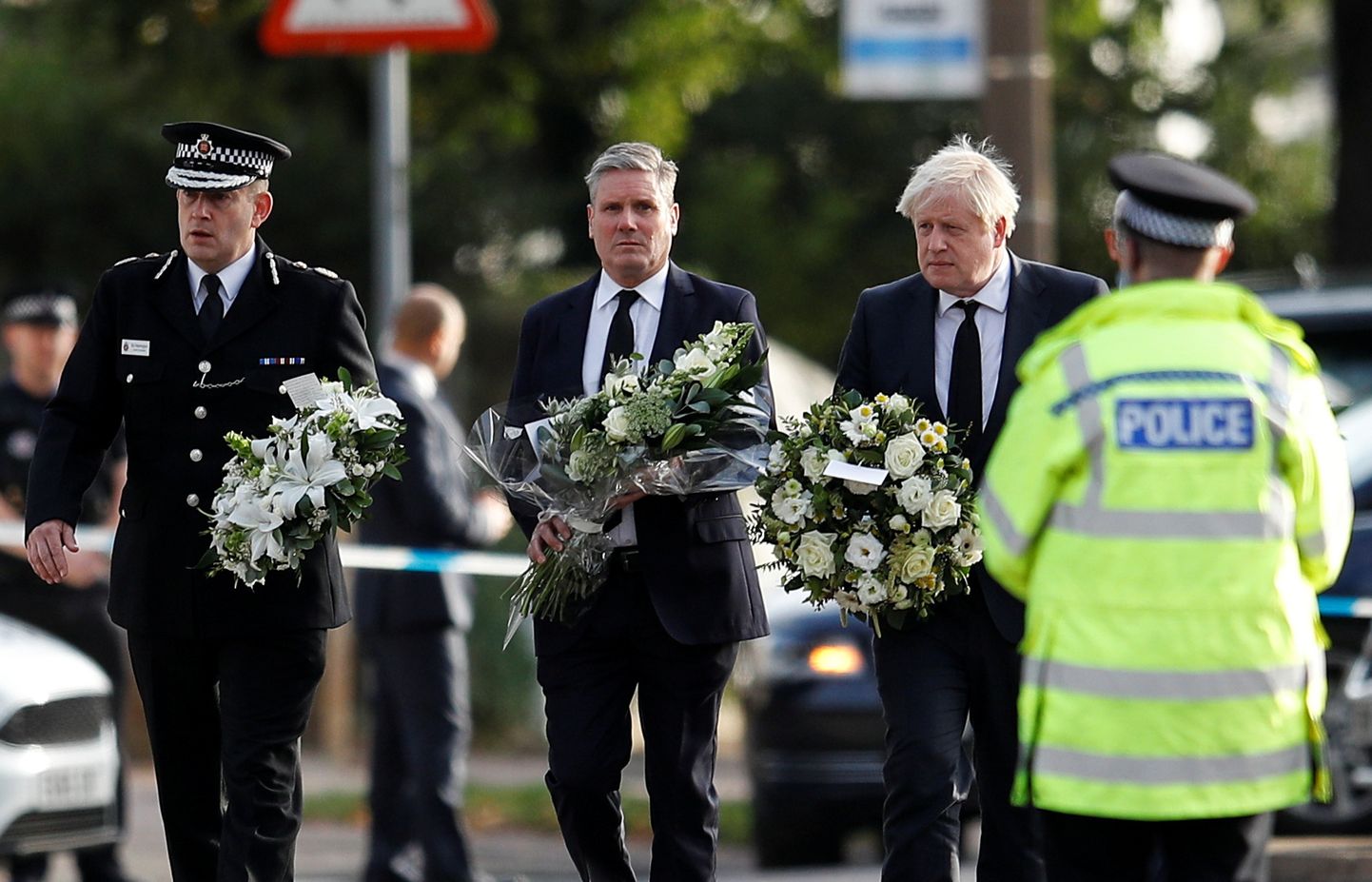 Essexi politsei ülemkonstaabel B. J. Harrington, leiboristide juht Keir Starmer ja peaminister Boris Johnson viimas lilli Leigh-on-Sea väikelinna metodisti kirikusse, kus tapeti parlamendiliige David Amess.