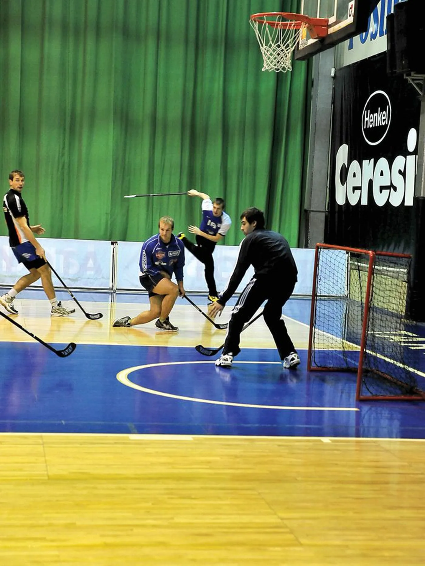 Eileõhtusel treeningul TÜ spordihoones mängisid Pere Leiva võrkpallurid end soojaks saalihokipalli taga ajades.
