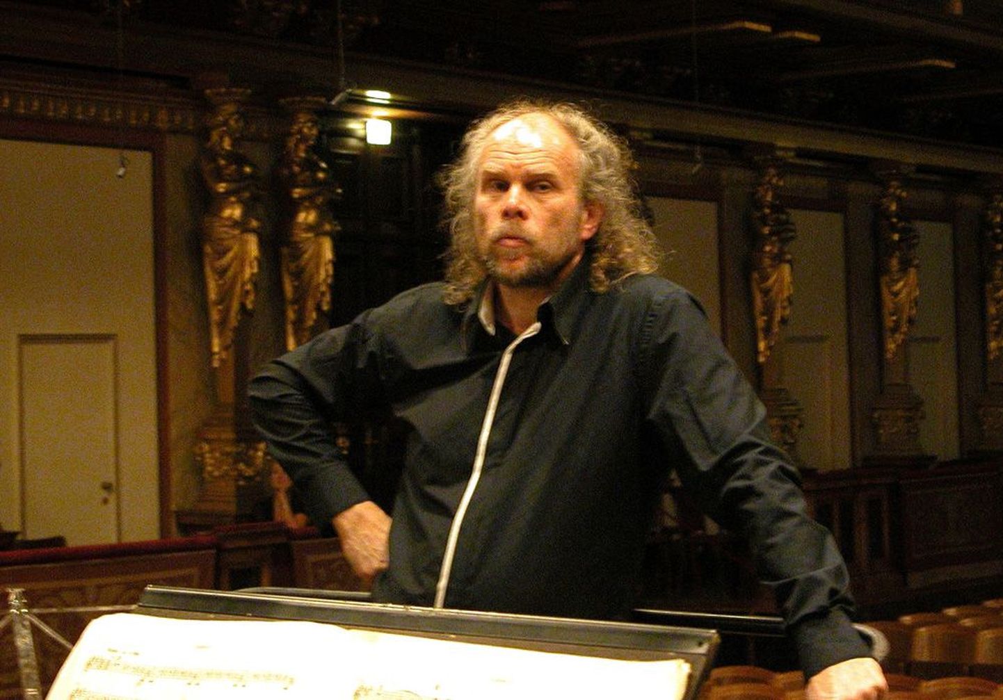 Dirigent Andres Mustonen Viinis Musikvereini saalis proovis.