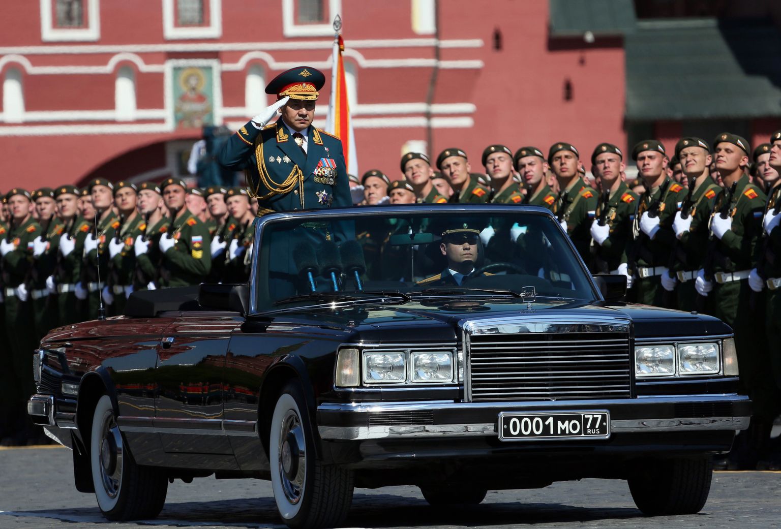 Vene kaitseminister Sergei Šoigu Moskvas Punasel väljakul toimuvat võiduparaadi üle vaatamas