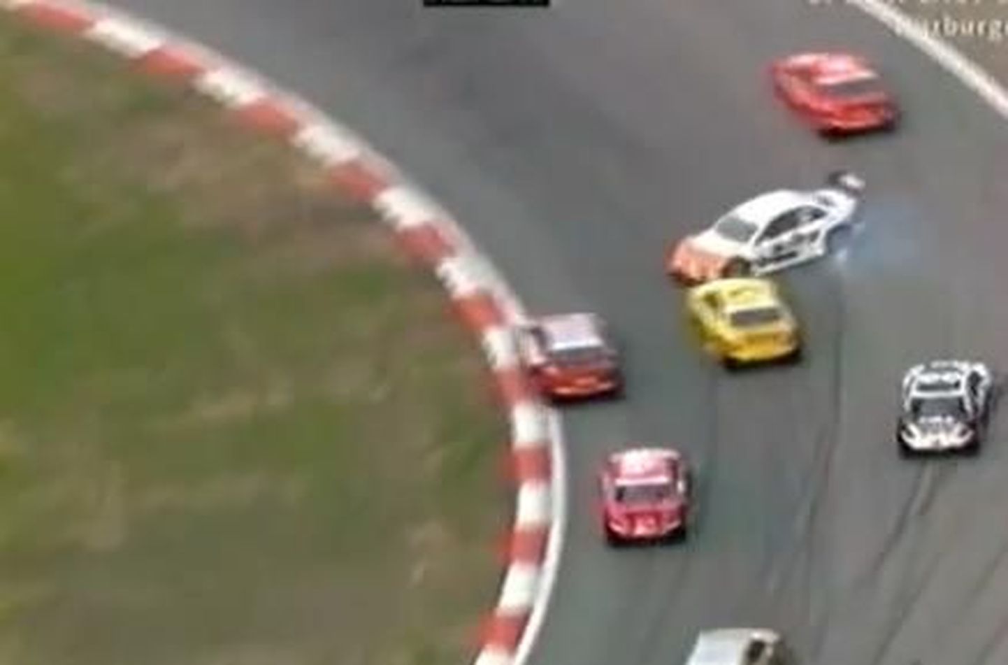 David Coulthard (kollase autoga) ja Ralf Schumacher (valge autoga) ei saanud puhaste võtetega teineteisega hakkama