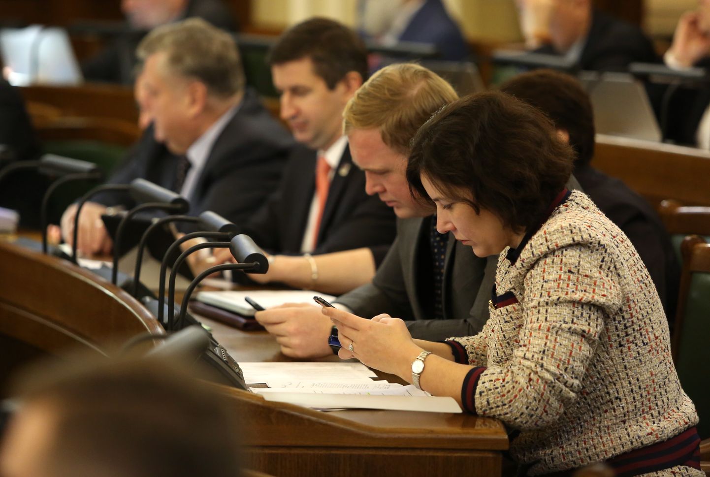 Saeimas deputāti Dana Reizniece-Ozola un Viktors Valainis Saeimas sēdes laikā.