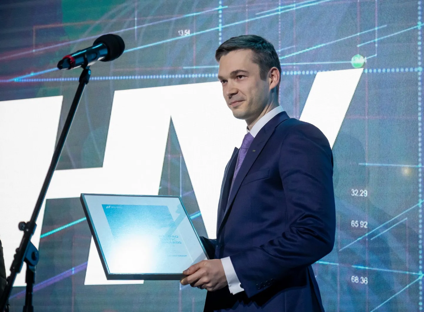LHV Grupp on parim investorsuhetega börsiettevõte olnud juba aastaid. Fotol võttis LHV Grupi juhatuse esimees Madis Toomsalu Baltic Awardi auhinna vastu 2019. aastal.