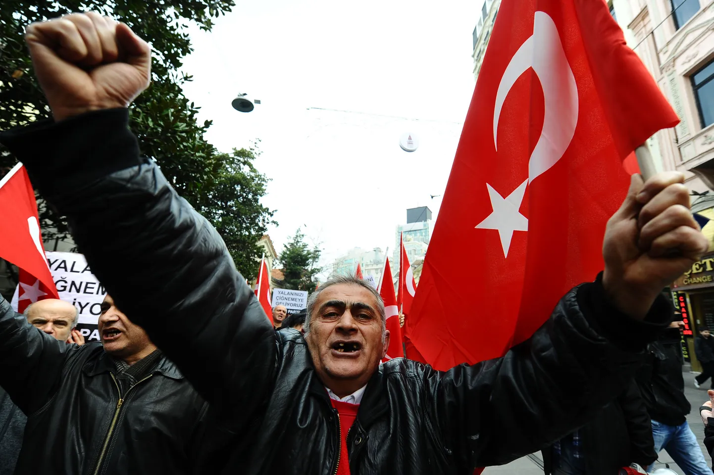 Türgi kommunistliku partei liikmed skandeerisid täna Istanbulis Prantsusmaa presidendi Nicolas Sarkozy vastaseid loosungeid.