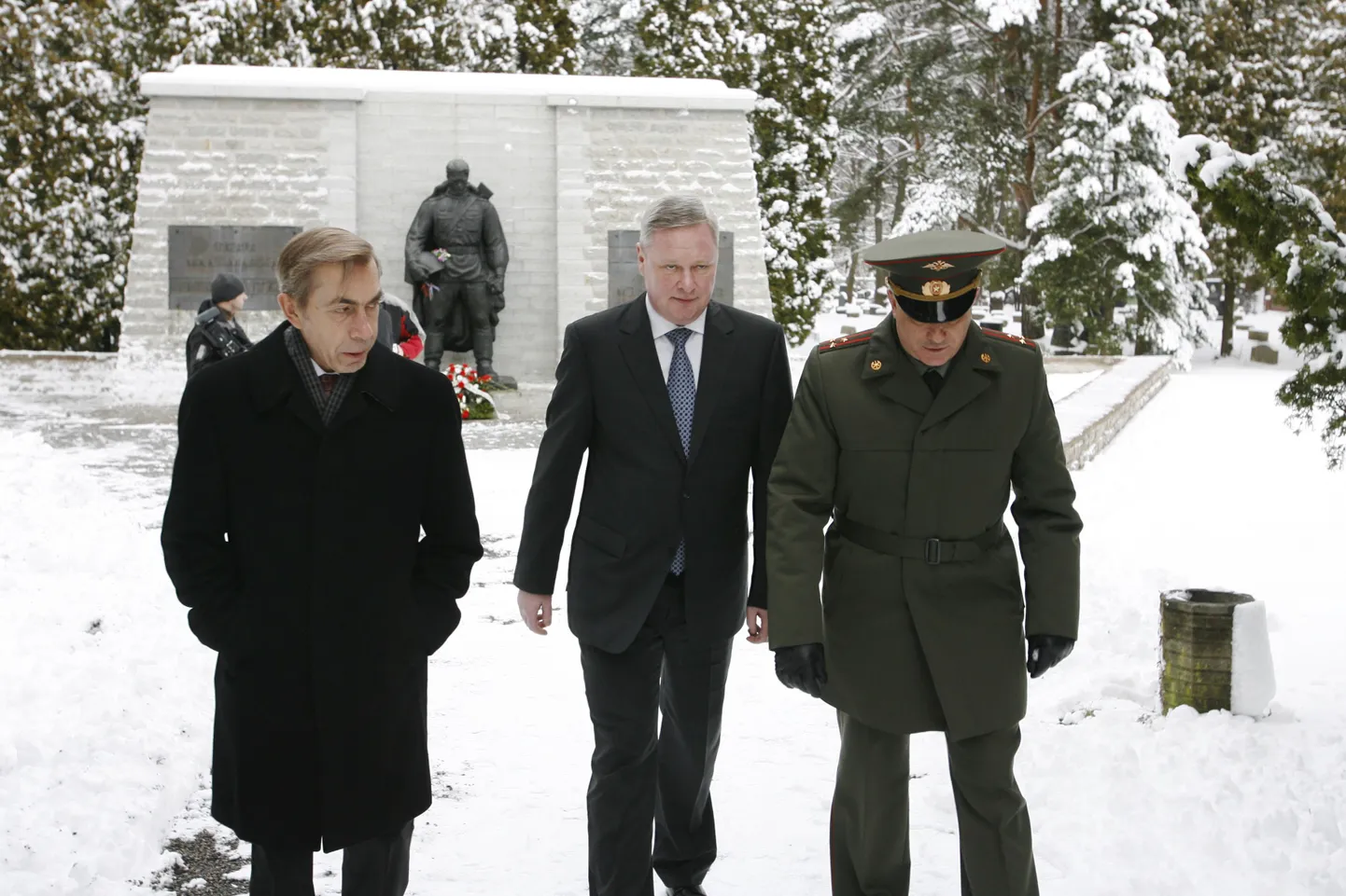 TLNPM2:VLADIMIR TITOV, VENEMAA ASEVLISMINISTER :TALLINN, EESTI,23JANC09
Venemaa asevälisminister VLADIMIR TITOV käis koos suursaadik NIKOLAI USPENSKIGA Siselinna kalmistul Pronkssõduri mälestusmärgi juures ning asetas sinna  pärja ja nelgid. 
pl/FOTO PEETER LANGOVITS, POSTIMEES