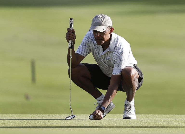 Barack Obama Hawaiil golfi mängimas