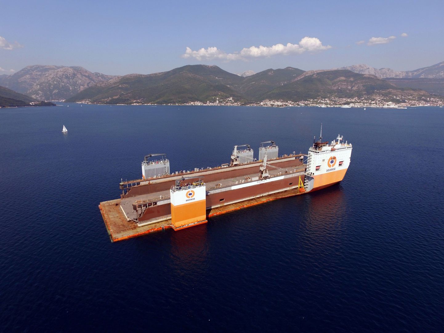 BLRT Grupi ujuvdoki toimetab Montenegrost Leetu maailma suurim raskeveolaev Dockwise Vanguard
