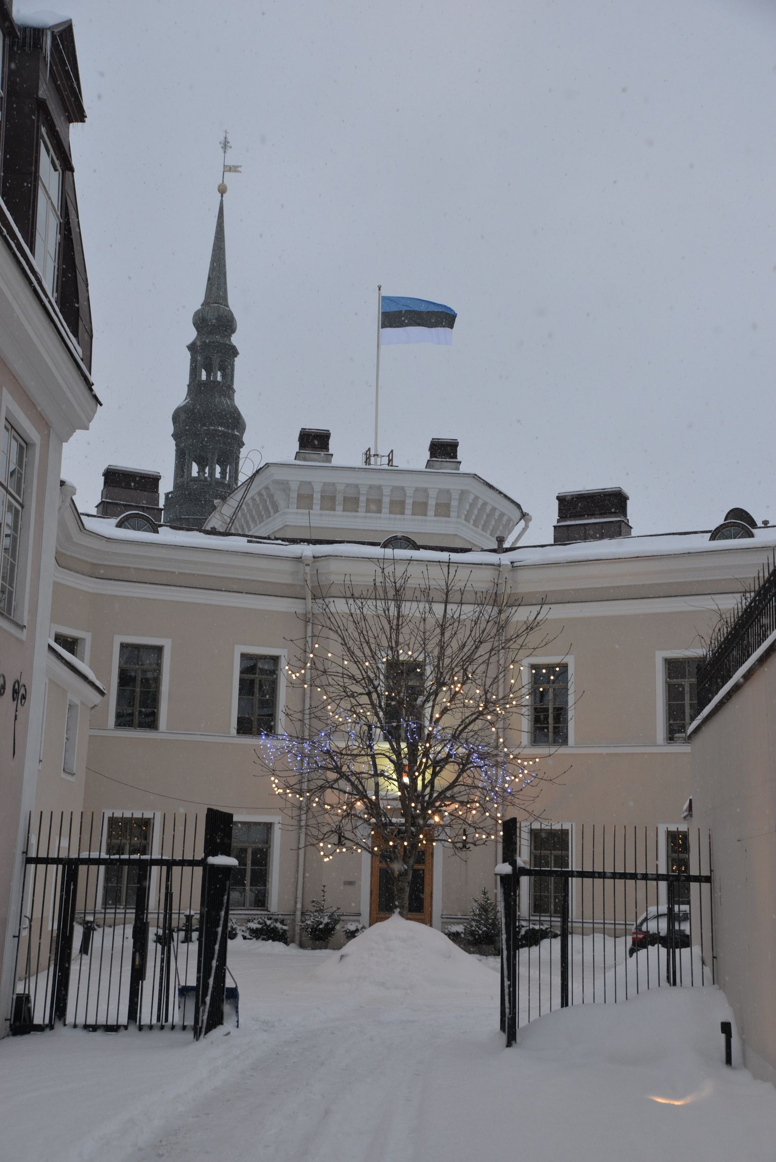 Haruldane päev _ Soome saatkonna lipumastis lehvib Eesti lipp.