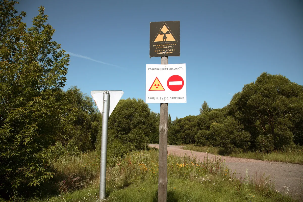 Valgevene suuruselt teise linna Homieli lähistel Bartolomejewska külas on endiselt üleval radioaktiivuses eest hoiatavad sildid.