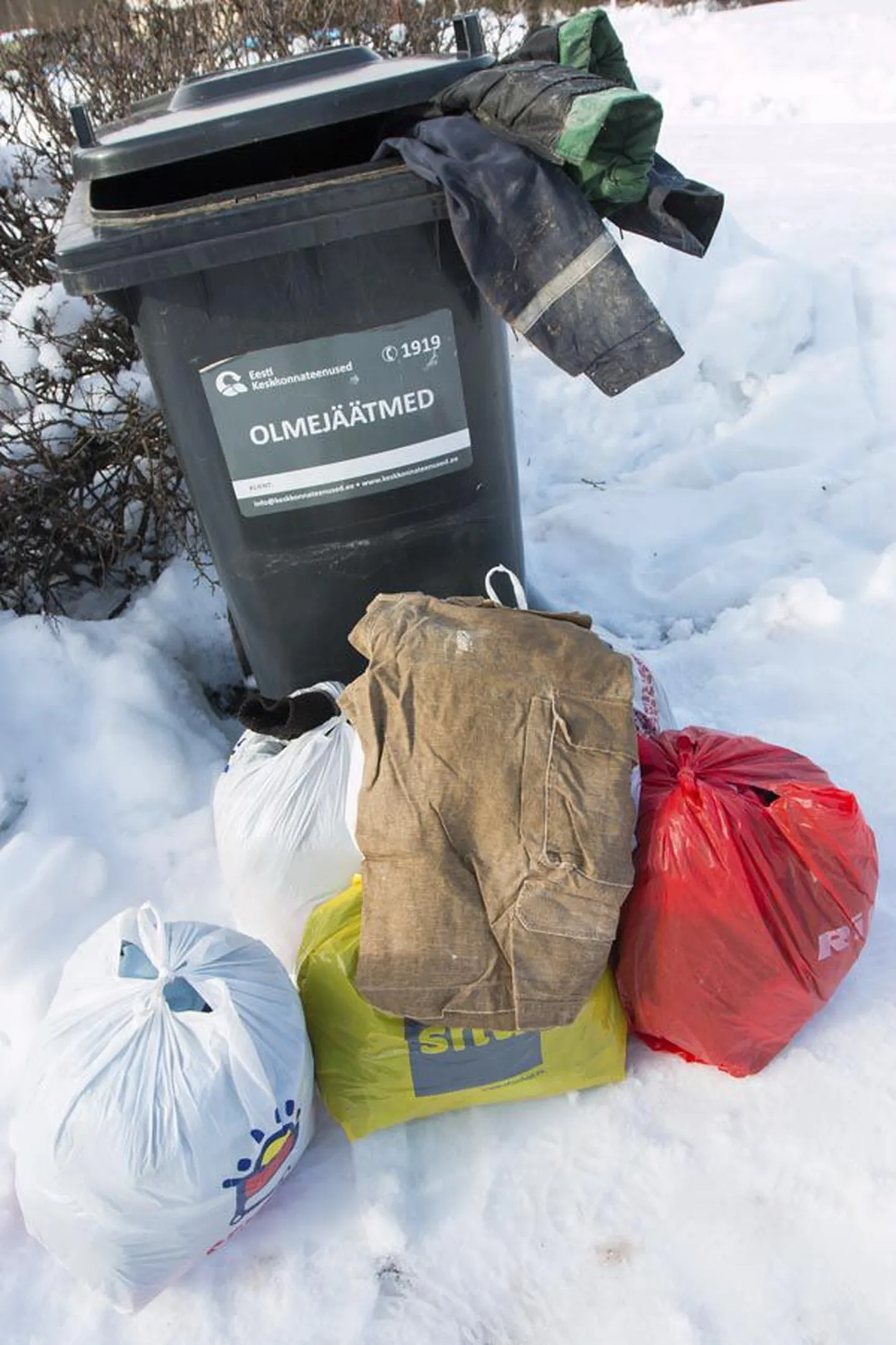 Kui suurkoristuse käigus tekib mitu kotitäit riideid, mida enam kanda ei kõlba, tuleks need toimetada segaolmejäätmete hulka. Viisakamad eksemplarid tasub aga viia näiteks Humanasse uuele ringile.