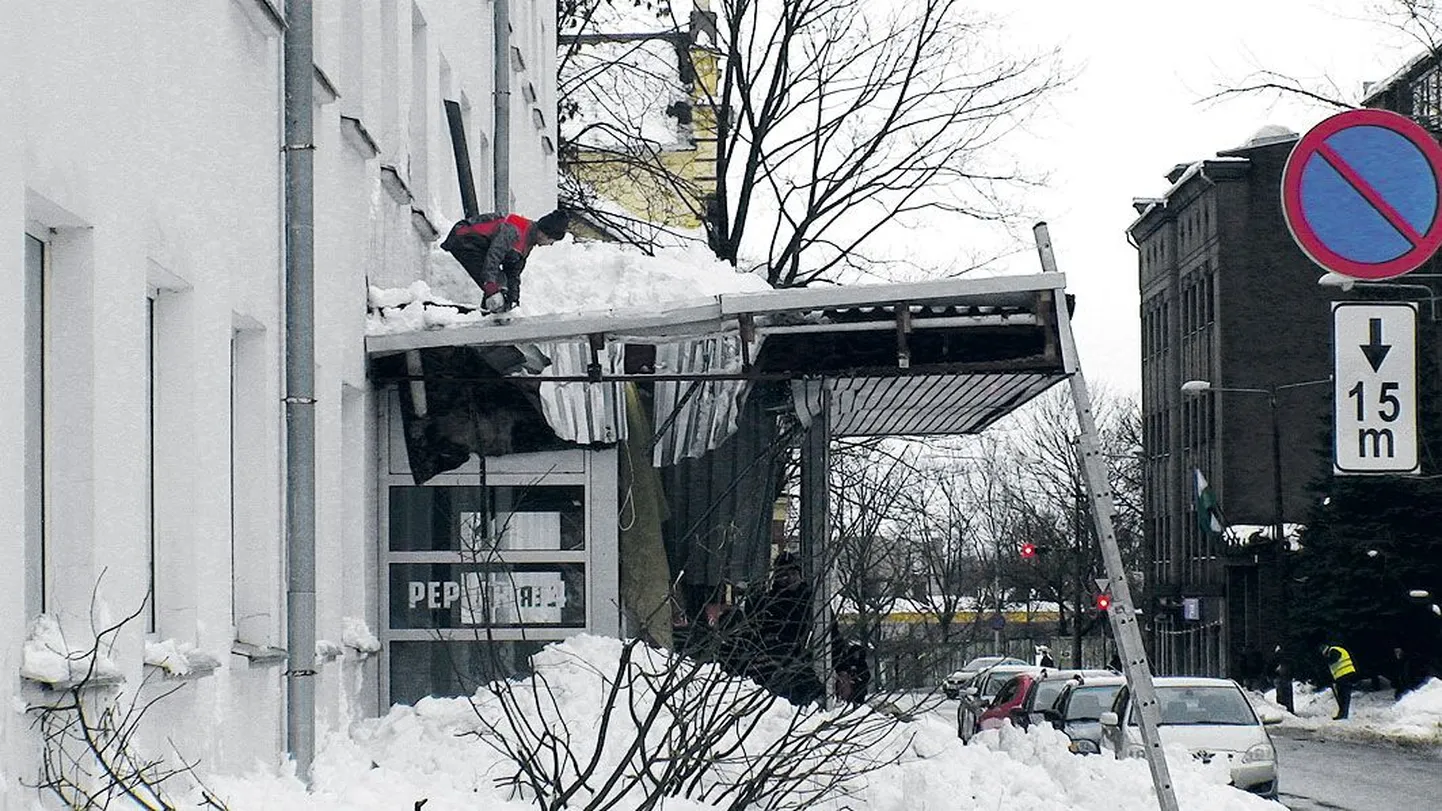 Pepleri tänav 14 asuva Tartu Ülikooli ühiselamu katuselt langenud lumi lõhkus varikatuse, mille alt pääseb majja.