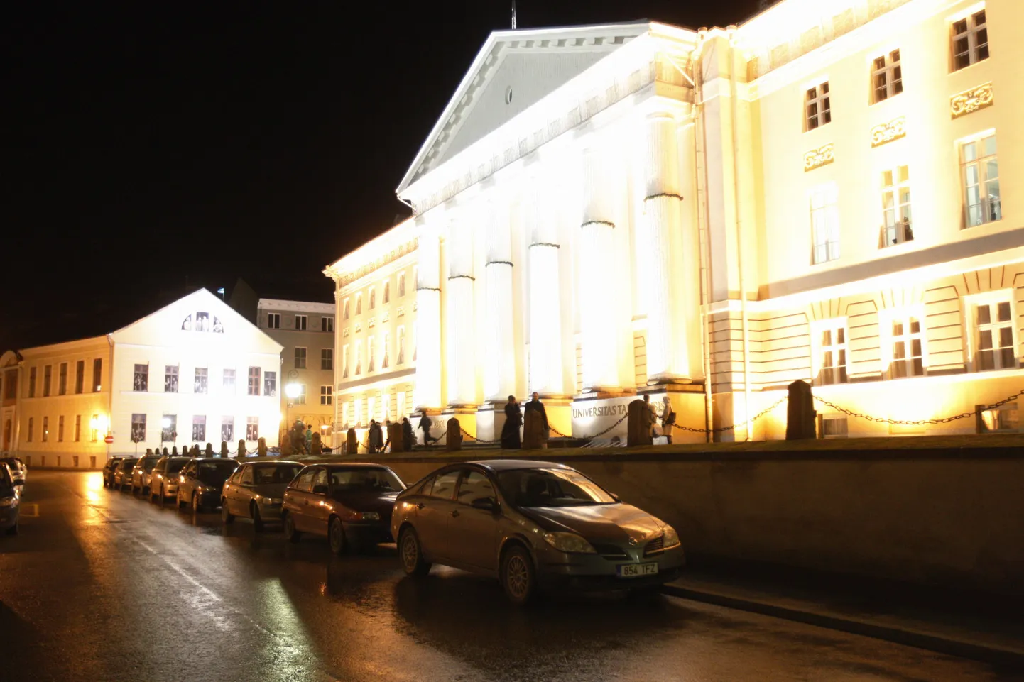 Tartu Ülikooli ajalooline peahoone jõulurüüs.
