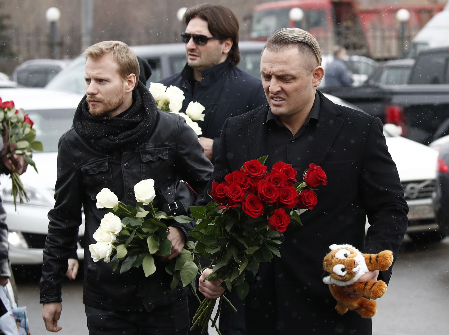 Братья Запашные пришли на похороны Юлии Началовой с цветами и игрушечным тигренком