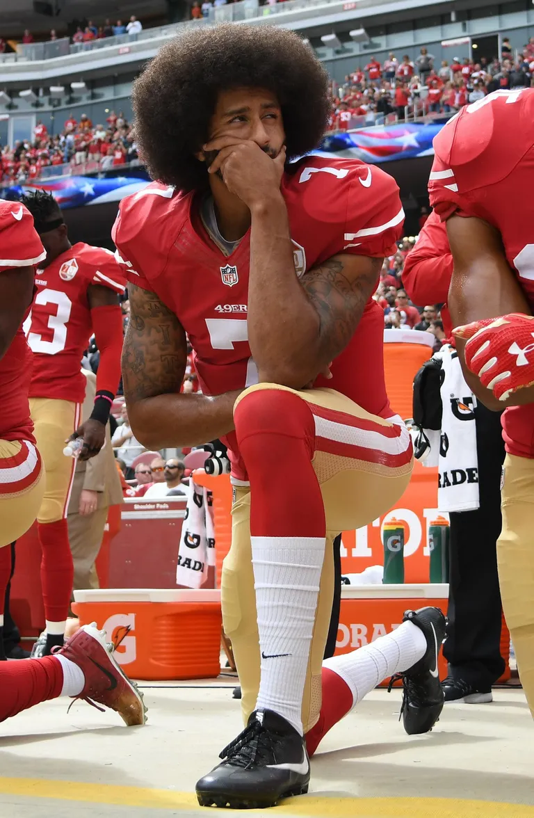 2011. aastast NFLi klubi San Francisco 49ers ridadesse kuulunud mängujuht Kaepernick langes 2016. aasta oktoobris rahvushümni mängimise ajal ühele põlvele. See liigutus võttis mehelt võimaluse osaleda profispordis.
) FOTO: Thearon W. Henderson/Afp