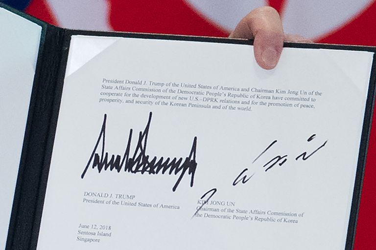 Donald Trumpi allkiri vasakul ja Kim Jong-uni allkiri paremal