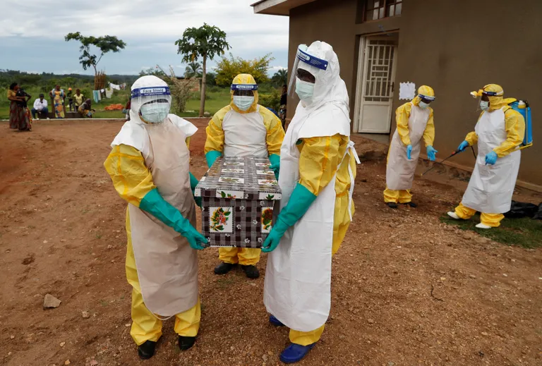 Tervishoiutöötajad Benis, Kongo Demokraatliku Vabariigis, kes kannavad lapse kirstu, kes suri arvatavasti Ebola viiruse tõttu.