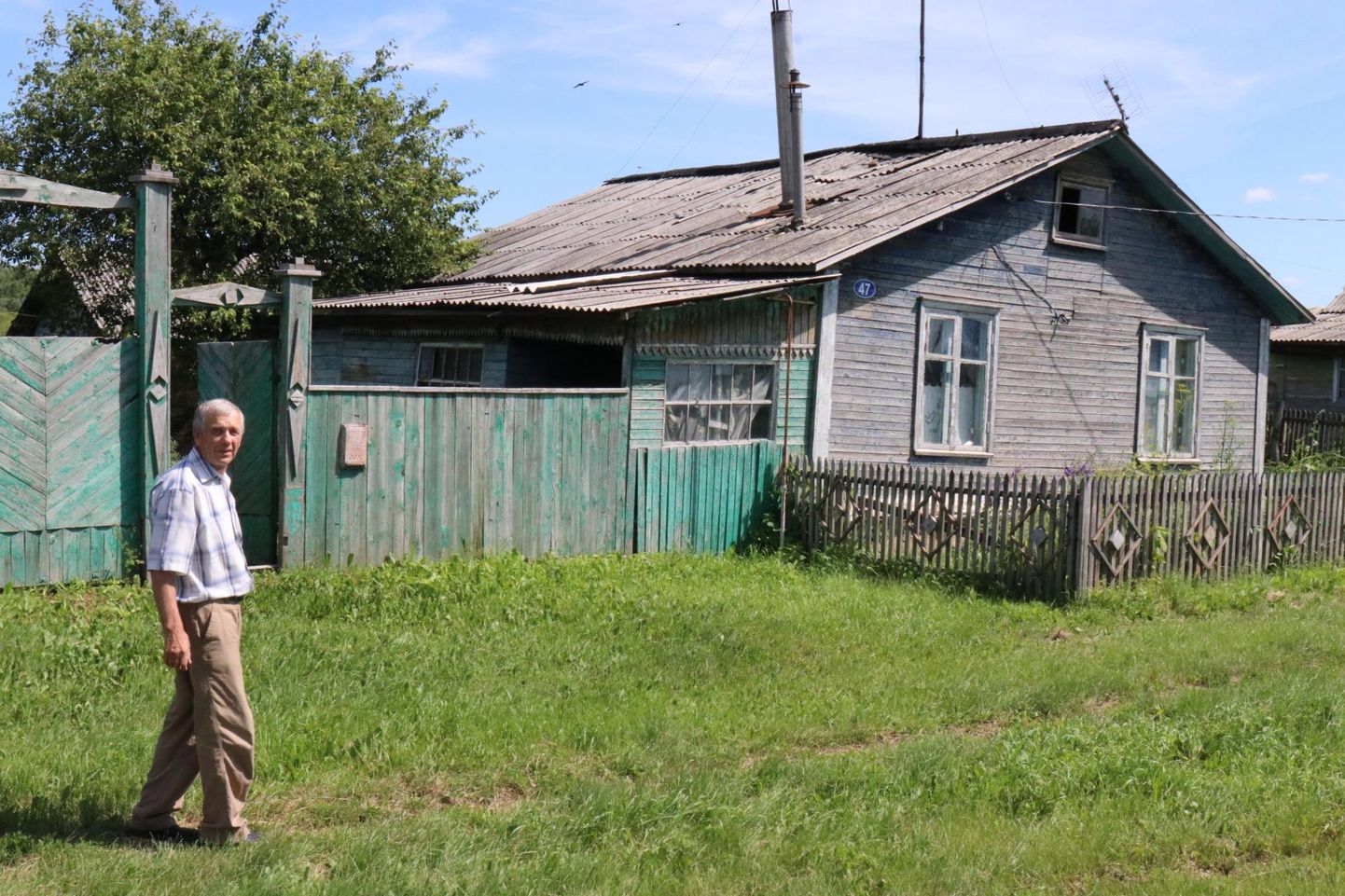 Juhan (Ivan) Ansip vanemate maja ees Orlovkas, kus ta suvitamas käib. Vanematest on siiani alles jäänud marjaaed.