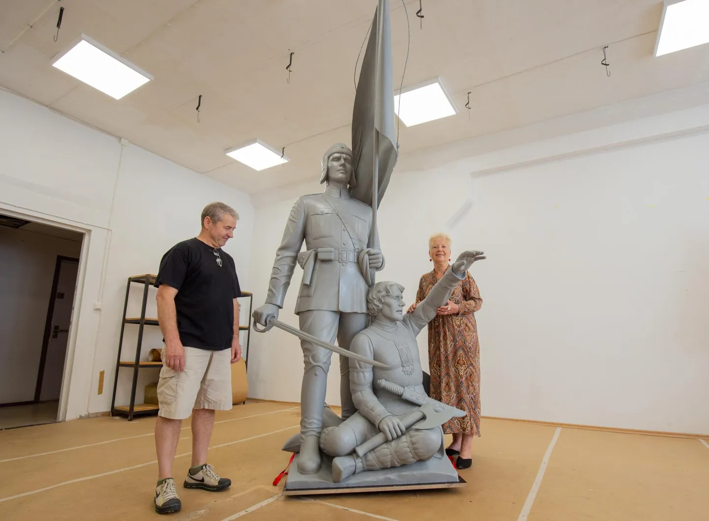 Skulptorid Ivan Zubaka ja Tiiu Kirsipuu peavad mälestussamba taastama võimalikult täpselt. Eriti keeruliseks muutis ülesande see, et figuurid tuli modelleerida vanade fotode järgi.