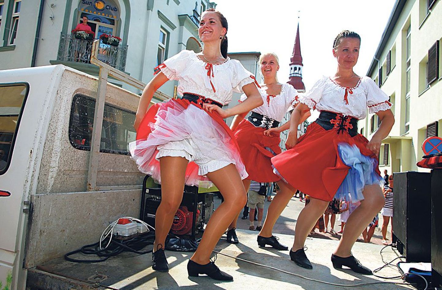 Line-tantsijad näitavad Kaie Segeri (paremal) eesvedamisel kaks päeva Pärnus oma oskusi ja peale selle elustub üheks õhtuks omaaegne festival “Pärnu Country”.