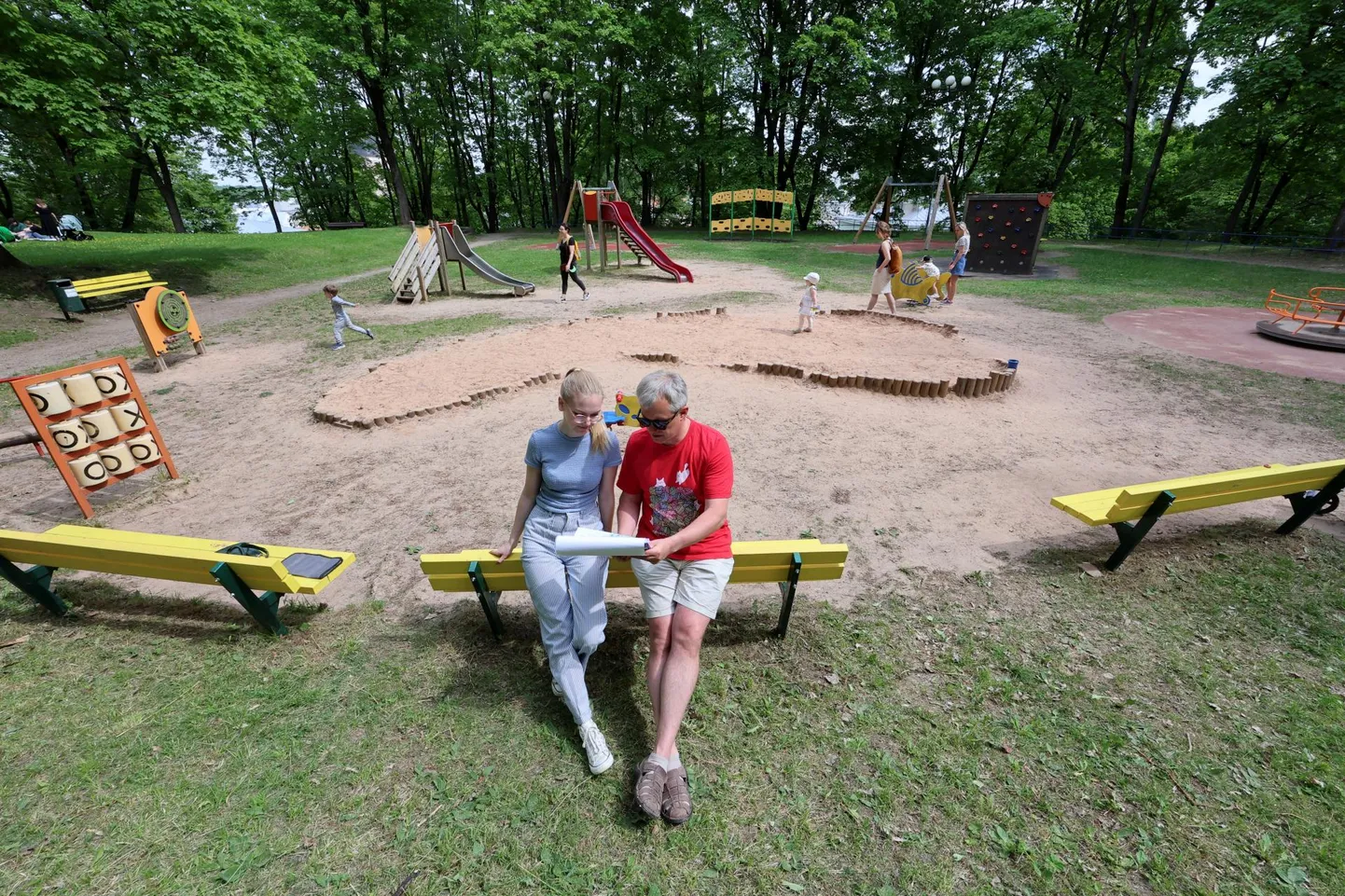 Uue mänguväljaku kavandi autorid Heiki Kalberg ja Mirjam Tasa loodavad, et tehtud töö ei jää sahtlisse seisma.