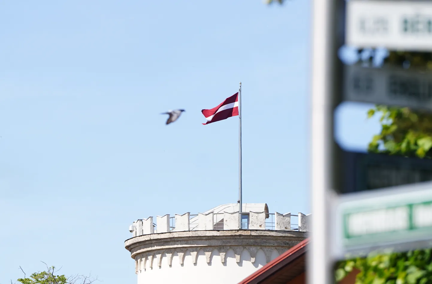 Cēsu pils tornis un Latvijas karogs.