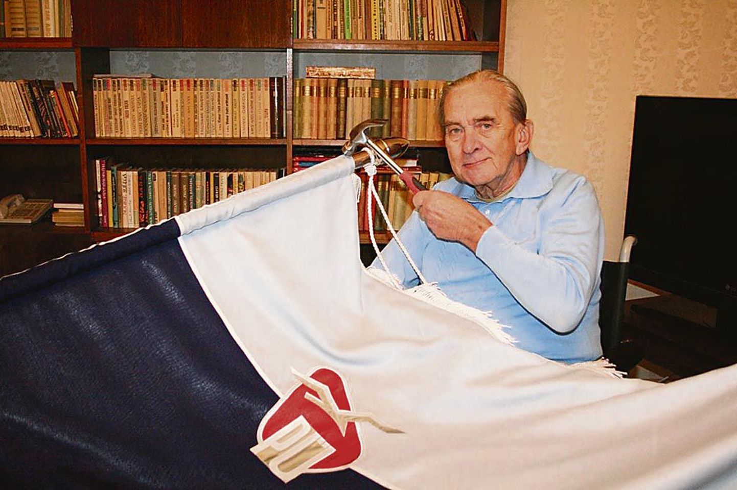 Lipu kinnitamiseks lõi esimese naela lipuvardasse direktor Elmar Roosna, kes juhtis kooli 38 aastat, 1961–1999.