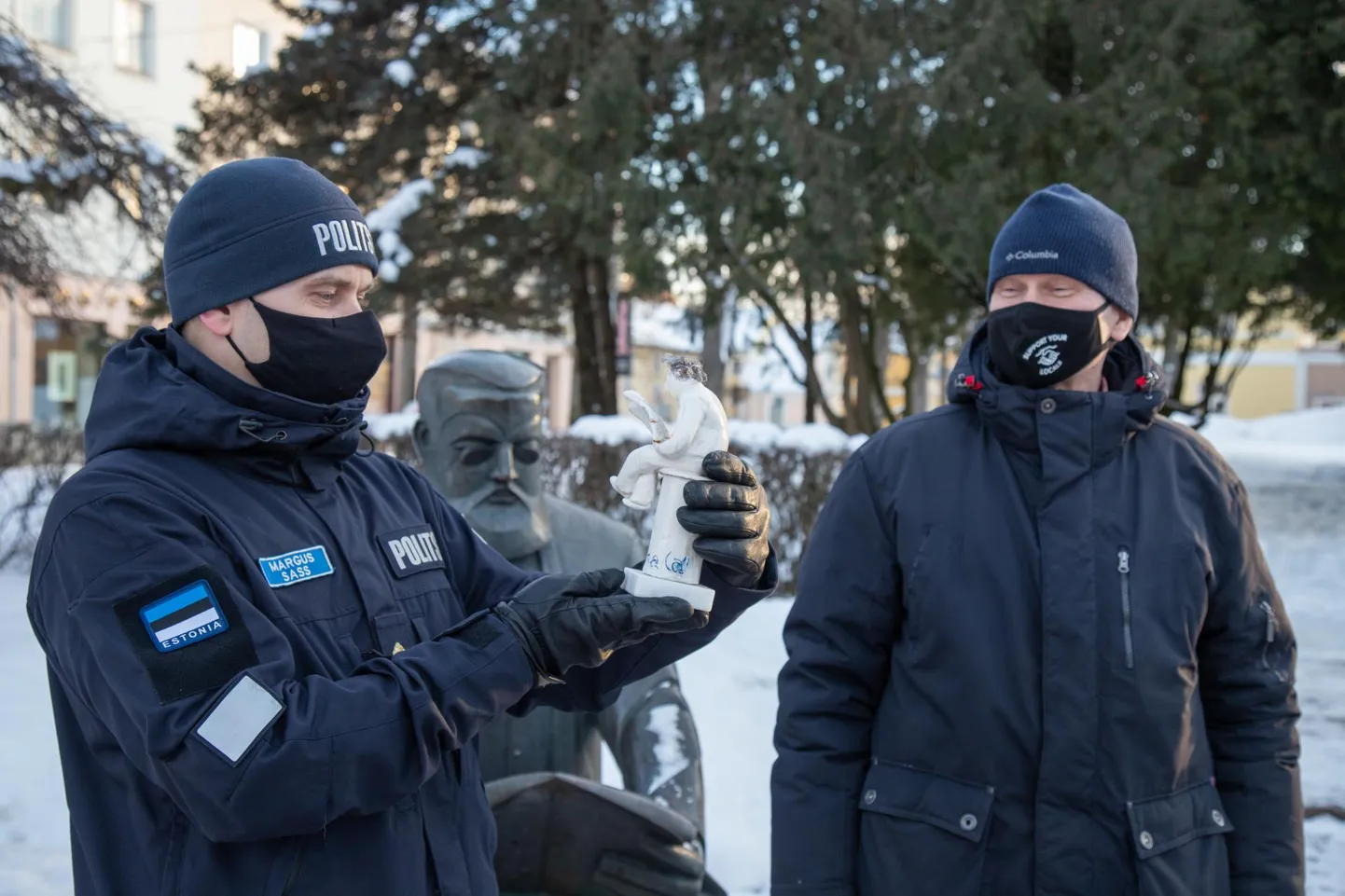 «Lehelugeja» kuju andis politseijuht Margus Sassile (vasakul) esmaspäeva pärastlõunal Viljandi kesklinnas Sakala asutaja Carl Robert Jakobsoni kuju valvsa pilgu all üle eelmine pressisõber Jaak Pihlak.