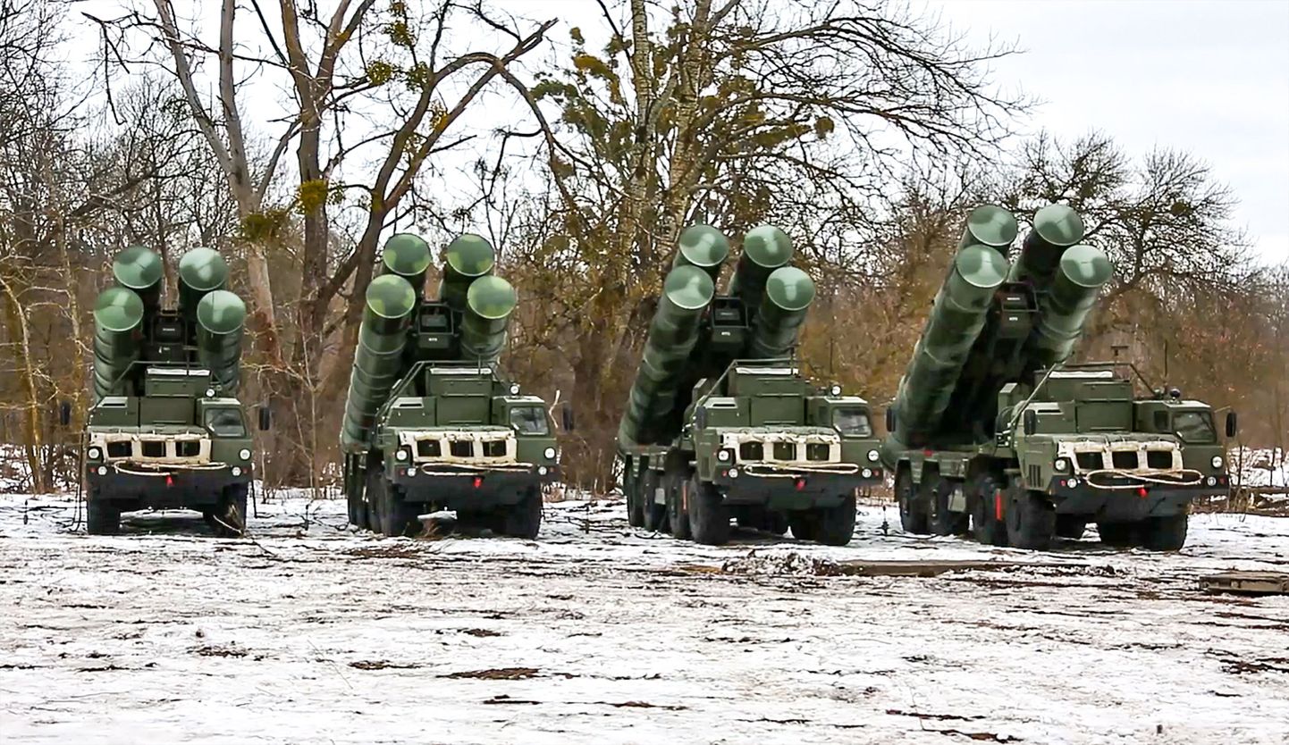 Õhutõrjesüsteemid S-400 paigutatakse Moskva ümber ja sisse võimaliku õhurünnaku vastu. Selleks ei peeta paljuks ka linnaparkide mahavõtmist, et sõjaväerajatistele ruumi teha. Pilt on illustreeriv, need S-400 sõidukid on pärit Vene-Valgevene ühisõppustelt.